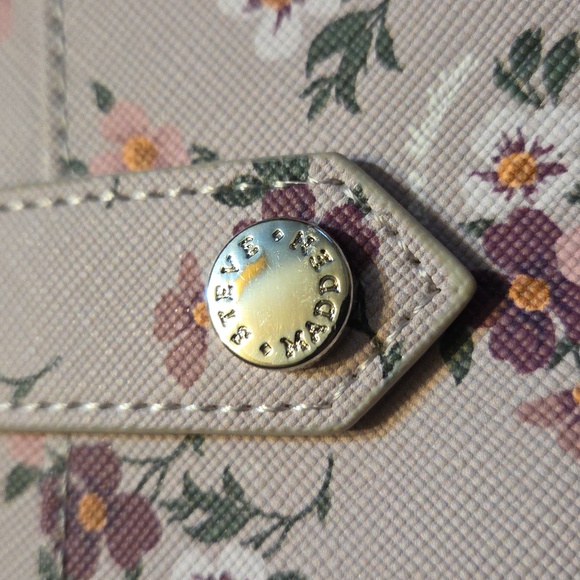 Steve Madden Pink Floral Card Holder EUC - Picture 3 of 12